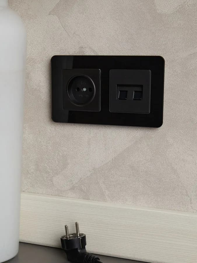 Розетка без заземления IEK BRITE BR-R10-10-K02 (черный), фото 4