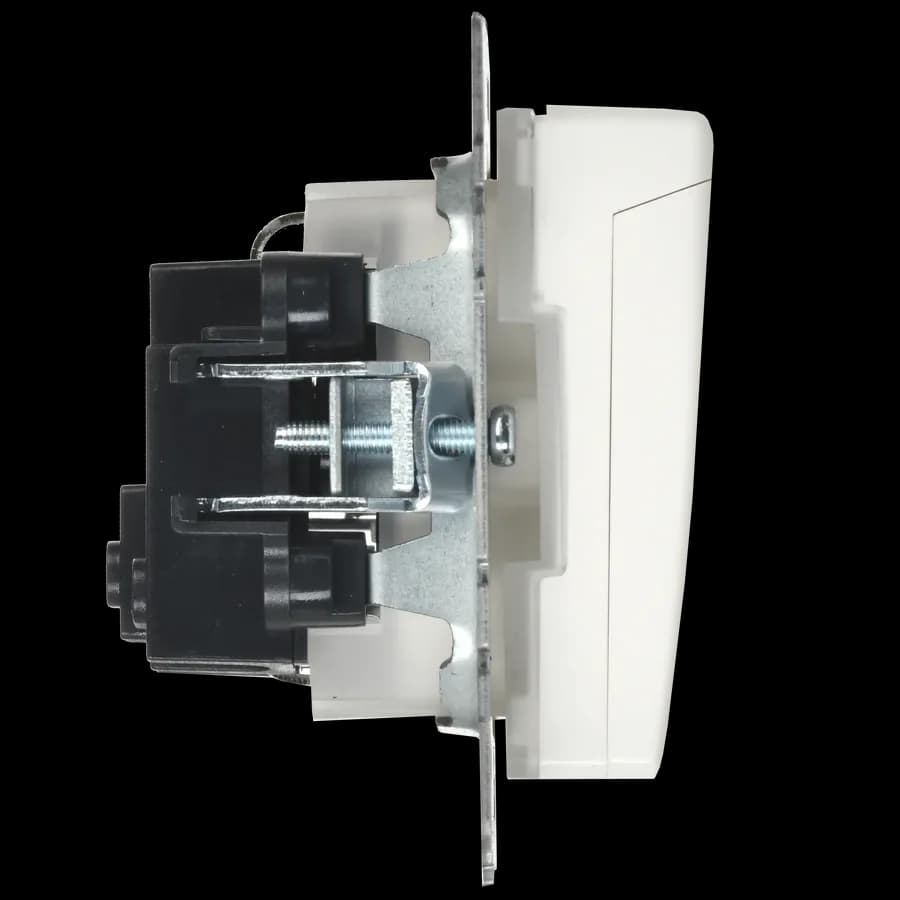Розетка с заземлением, защитными шторками и крышкой IEK BRITE BR-R16-16-44-K01 (белый), фото 3