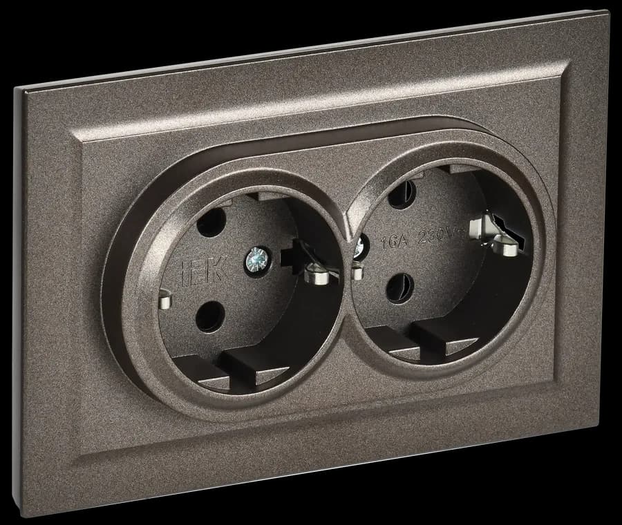 Розетка двойная с заземлением и рамкой IEK BRITE BR-R21-16-K45-F (бронза)