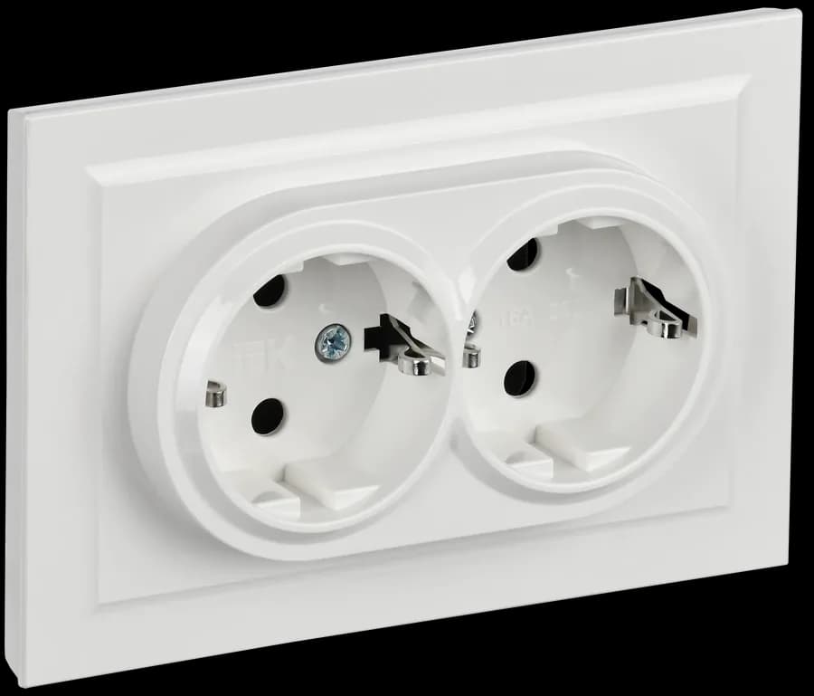 Розетка двойная с заземлением, защитными шторками и рамкой IEK BRITE BR-R24-16-K01-F (белый)