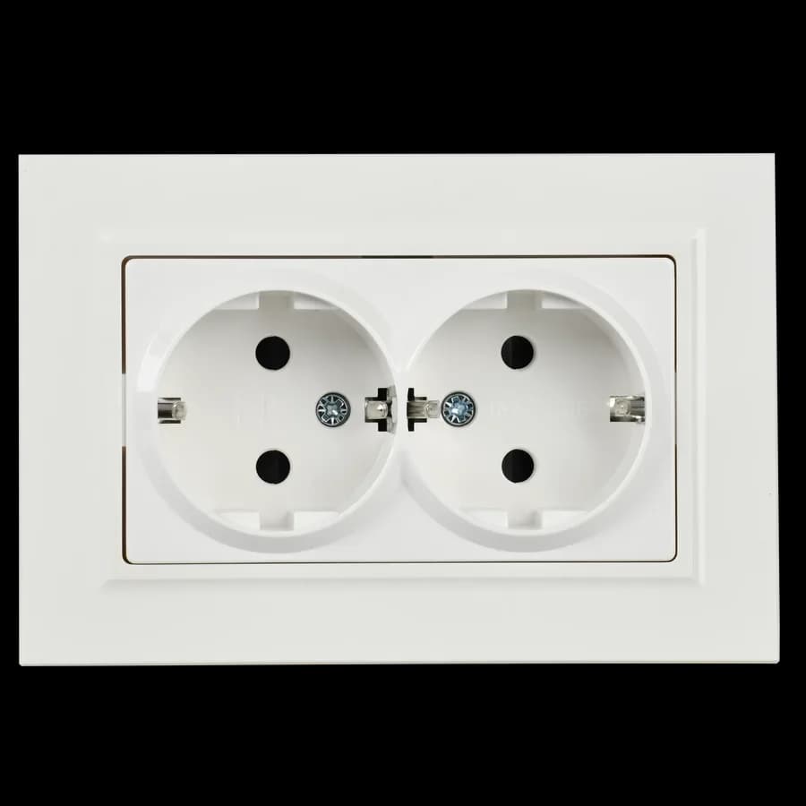 Розетка двойная с заземлением, защитными шторками и рамкой IEK BRITE BR-R24-16-K01-F (белый), фото 3