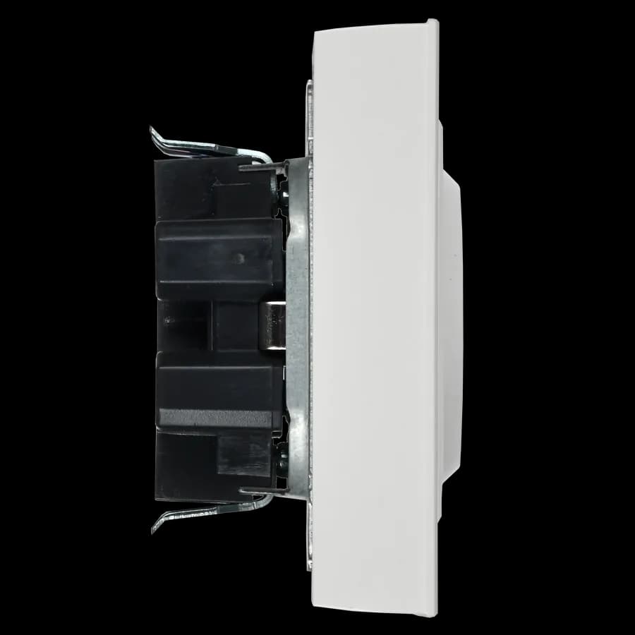 Розетка двойная с заземлением, защитными шторками и рамкой IEK BRITE BR-R24-16-K01-F (белый), фото 4