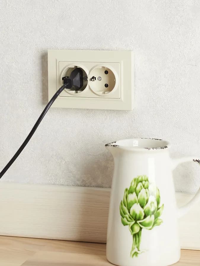 Розетка двойная с заземлением, защитными шторками и рамкой IEK BRITE BR-R24-16-K10-F (бежевый), фото 2